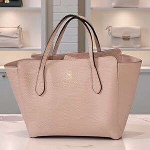 💗👛 Gucci Pink Leather Tote 
• Soft Luxury • Chic & Playful Everyday Bag 👛💗